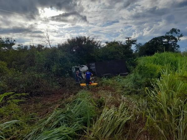 Caminhoneiro morre após invadir pista contrária e veículo tombar na BR-135, no Sul do Piauí