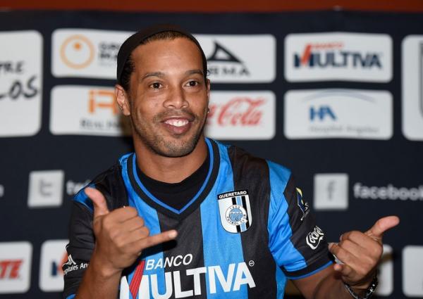 Ronaldinho mostra seu gesto caracter&iacute;stico durante a apresenta&ccedil;&atilde;o no M&eacute;xico.(Imagem:AFP)