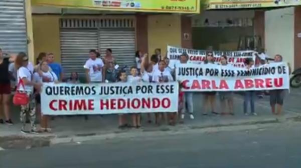 Família de mulher morta após incêndio criminoso fazem protesto e pedem prisão de suspeito