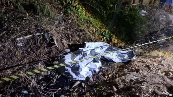 Menino de 2 anos é encontrado morto em esgoto nos fundos de casa no PI; suspeita de afogamento