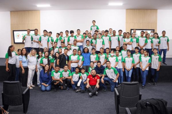 Cientista Domingos dos Santos compartilha ci&ecirc;ncia de forma f&aacute;cil com estudantes da rede estadual.(Imagem:Divulga&ccedil;&atilde;o)