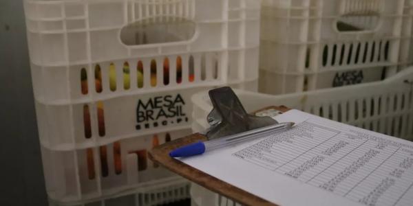  Mesa Brasil entrega os alimentos doados para institui&ccedil;&otilde;es sociais cadastradas no programa.(Imagem:Lucas Marreiros/g1 )