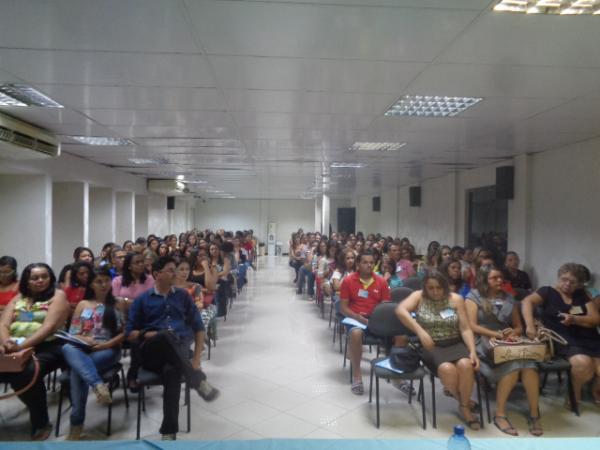 Profissionais da educação participam de curso de acompanhamento de Autistas