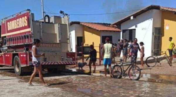 Bombeiros são acionados para apagar incêndio em casa no residencial Alto da Cruz
