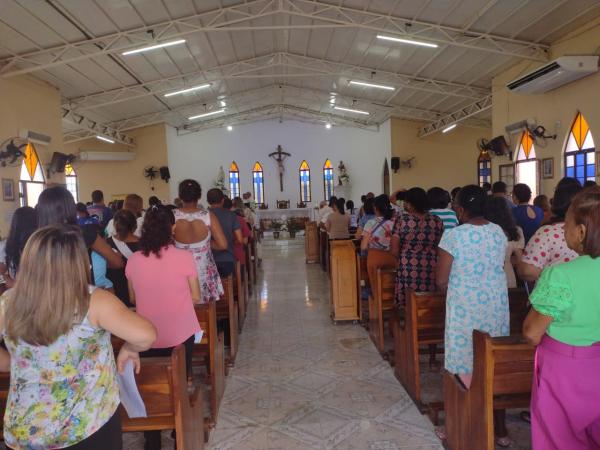 Fi&eacute;is de Floriano celebram Corpus Christi em demonstra&ccedil;&atilde;o de f&eacute; e devo&ccedil;&atilde;o.(Imagem:FlorianoNews)
