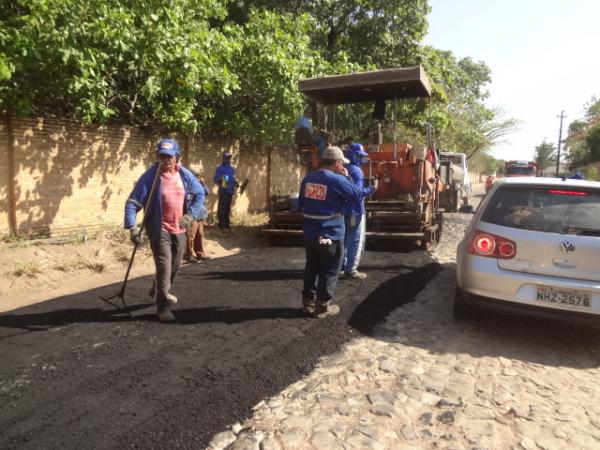 Obras de pavimenta&ccedil;&atilde;o na Av. Santos Dumont est&atilde;o em andamento.(Imagem:FlorianoNews)