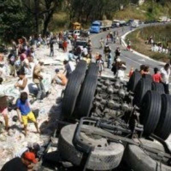 População saqueia caminhão tanque e pode ter contaminado solo no Sul