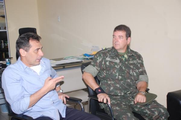 Prefeito Gilberto J&uacute;nior recebe representantes da Junta Militar em seu gabinete.(Imagem:Waldemir Miranda)