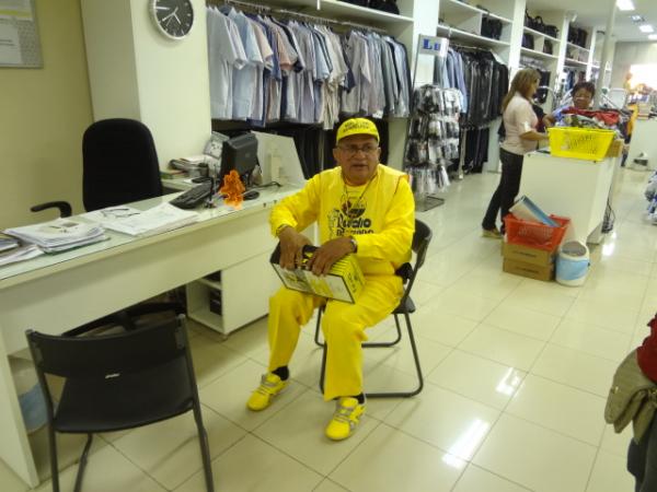 Rep&oacute;rter Amarelinho &eacute; presenteado com t&ecirc;nis amarelo.(Imagem:FlorianoNews)