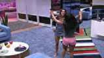Kelly e Laisa acordam dançando