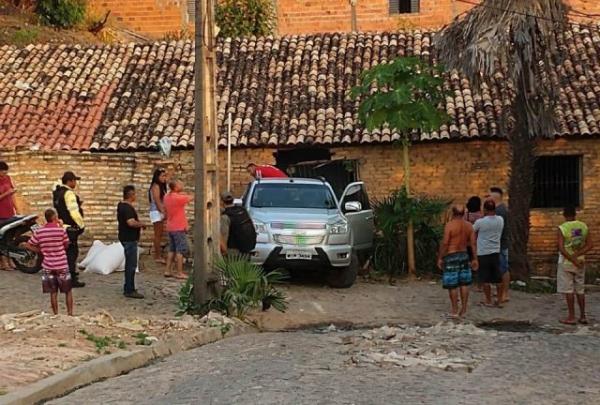 Veículo desgovernado atinge residência em bairro de Floriano