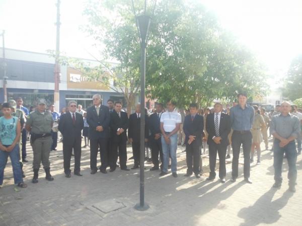 Hasteamento de bandeiras assinala abertura da Semana da P&aacute;tria em Floriano.(Imagem:FlorianoNews)