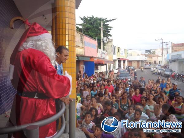 Crian&ccedil;as ganham presentes do Papai Noel dos Correios em Floriano.(Imagem:FlorianoNews)