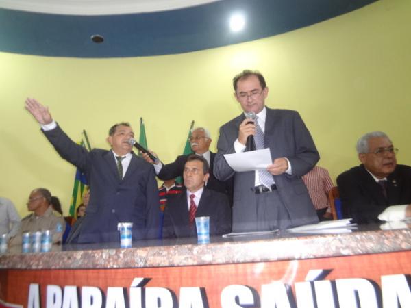 Gilberto J&uacute;nior tomou posse da prefeitura de Floriano.(Imagem:FlorianoNews)