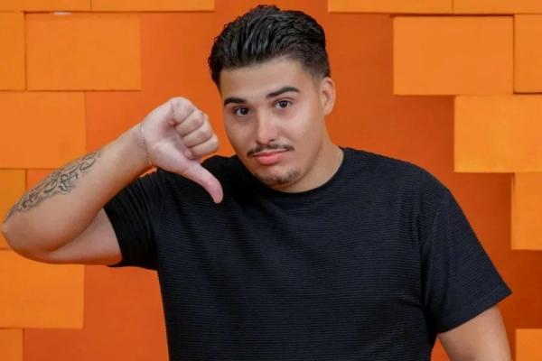 Pedro aperta botão e desiste do BBB 26 após ter tentado beijar Jordana sem consentimento(Imagem:Reprodução)