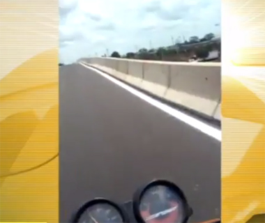 Motociclista faz inauguração extraoficial de obra e vídeo viraliza