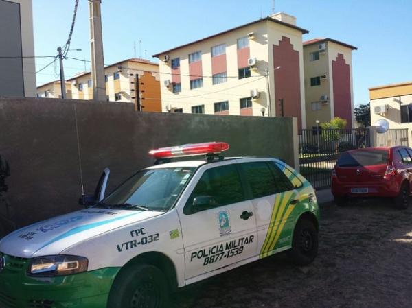 Mãe chega para fazer visita e acha filho morto dentro de apartamento