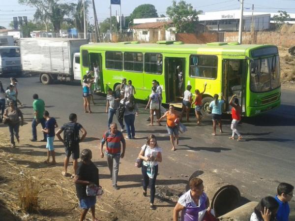 &Ocirc;nibus foi parado e passageiros obrigados a descer na BR-316.(Imagem:Gustavo Almeida/G1)