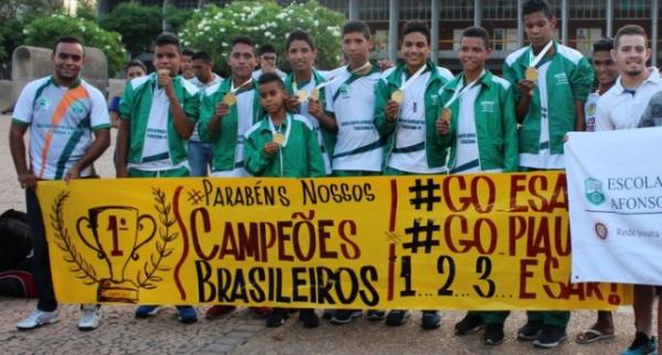 Baixinho do vôlei, atleta campeão se espelha no ídolo: "Quero ser Serginho"