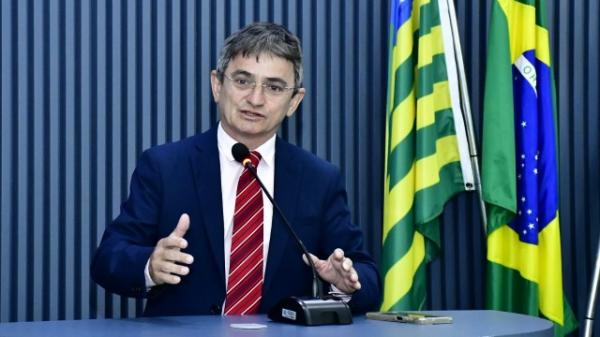 Edvaldo Araújo lamenta a suspensão dos serviços públicos de limpeza e tapa buracos em Floriano