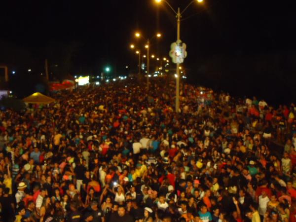 Arrast&atilde;o leva milhares de pessoas &agrave; Avenida Beira-rio, em Floriano.(Imagem:FlorianoNews)