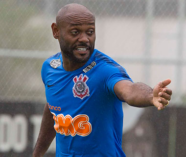 Vagner Love faz gol e Boselli erra pênalti em jogo-treino do Corinthians