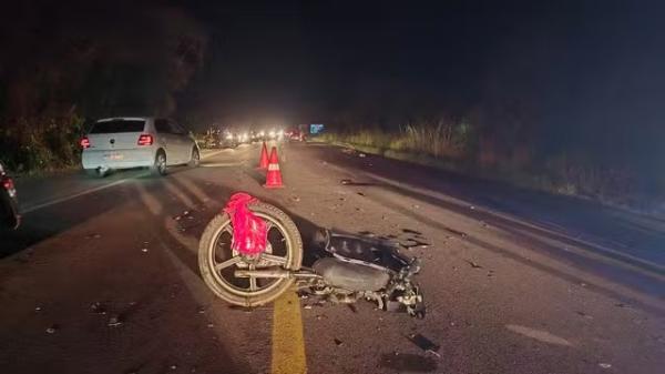 Homem fica gravemente ferido e motocicleta "parte ao meio" após colisão contra carro na BR-343