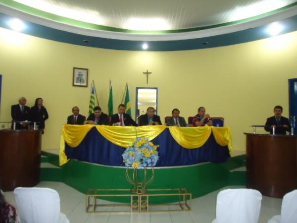Entrega de Título de Cidadão Florianense e homenagens marcam sessão solene