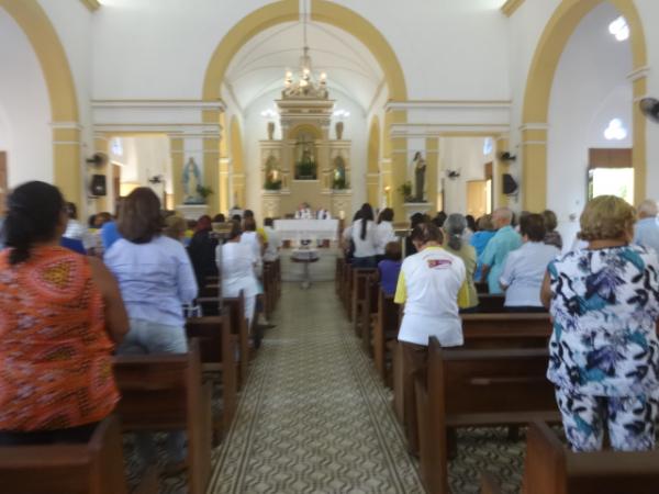 Familiares e amigos participaram da missa de corpo presente de Ant&atilde;o Reis.(Imagem:FlorianoNews)
