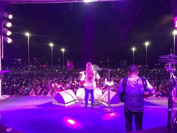 Dorgival Dantas faz show marcante no estacionamento do Floriano Shopping