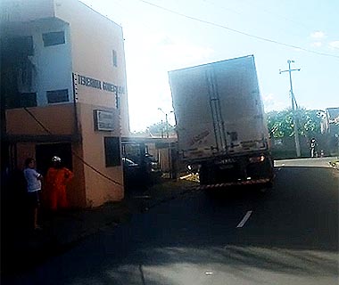 Motorista é eletrocutado ao tentar suspender fiação e tem 45% do corpo queimado
