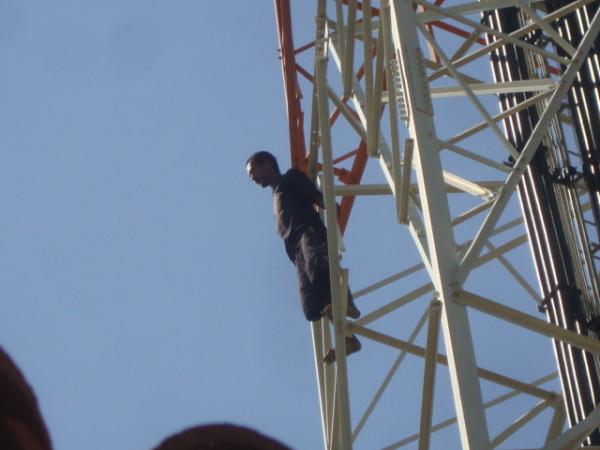 Homem amea&ccedil;ando se jogar da Torre(Imagem:reda&ccedil;&atilde;o)