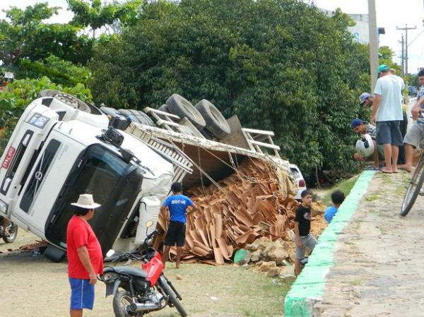Acostamento cede e caminhão carregado de telhas tomba em Pedro II