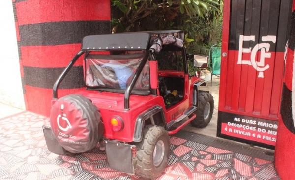 Amor pelo clube levou Valdecy a personalizar casa e carro.(Imagem:Abdias Bideh/GloboEsporte.com)