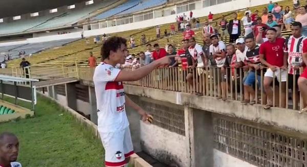 Meia do River-PI &eacute; contido por policiais e jogadores ap&oacute;s bate-boca com torcida(Imagem: Julio Costa)