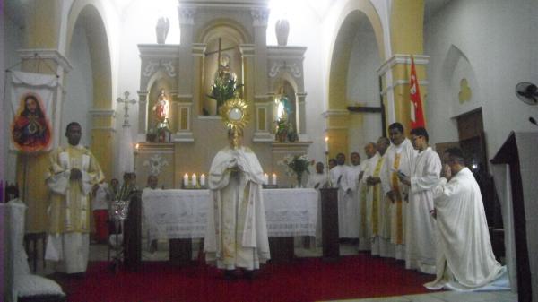 Missa e prociss&atilde;o marcaram dia de Corpus Christi em Floriano.(Imagem:FlorianoNews)