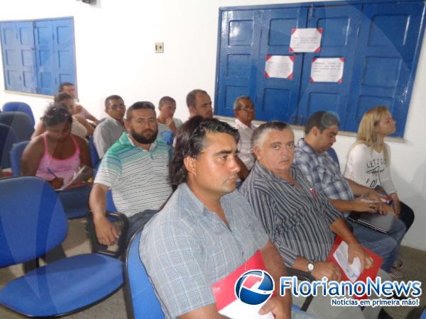 Entidades participam de reuni&atilde;o sobre programa seguro safra.(Imagem:FlorianoNews)
