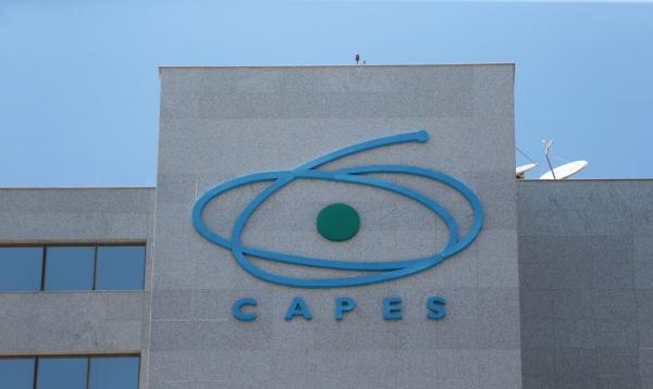 Capes disponibiliza 3.561 bolsas a 213 instituições de ensino superior