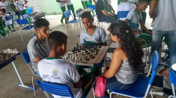 Unidade Escolar Bucar Neto realiza campeonato "xadrez na escola" em Floriano