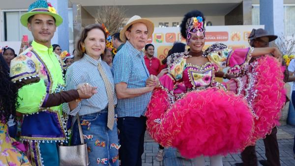 Prefeito Antônio Reis e primeira-dama Carmélia Reis celebram lançamento do São João em Floriano