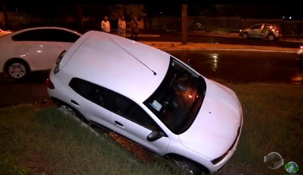 Motorista de aplicativo perde o controle do carro e cai em barranco na alça de ponte em Teresina