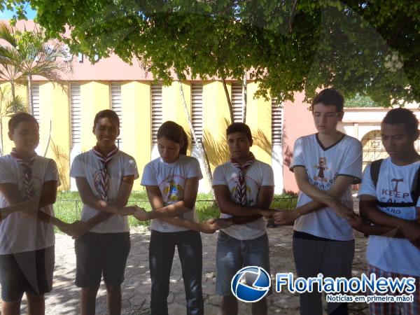 Grupos de jovens realizam campanha de doa&ccedil;&atilde;o de alimentos em Floriano.(Imagem:FlorianoNews)