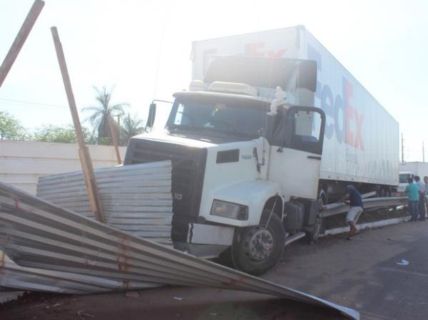 Carreta fica sem freio e bate contra mureta na BR-316 em Teresina