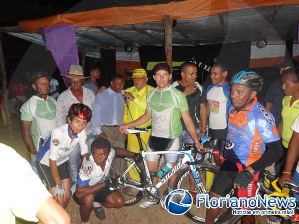 Corrida Ciclista e festa dan&ccedil;ante animaram localidade Pequi.(Imagem:FlorianoNews)