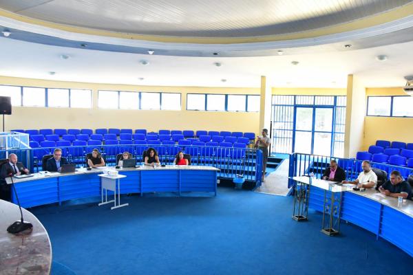 Vereadores de Floriano recebem equipe cont&aacute;bil da Prefeitura para discutir a LOA 2024(Imagem:CMF)