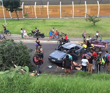 Carro desgovernado desce BR-316 e deixa motorista ferido
