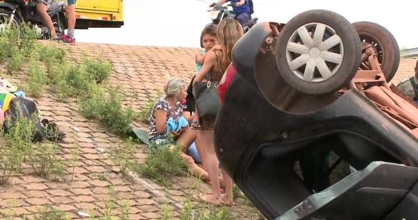 Ocupante do ve&iacute;culo reclama de dores em uma das m&atilde;o(Imagem:TV Clube)