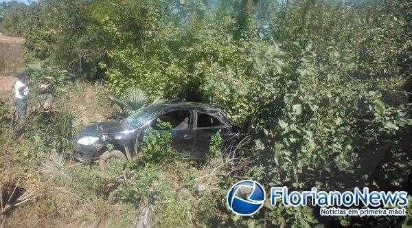 Carro capota ap&oacute;s motorista perder o controle em curva da morte.(Imagem:FlorianoNews)