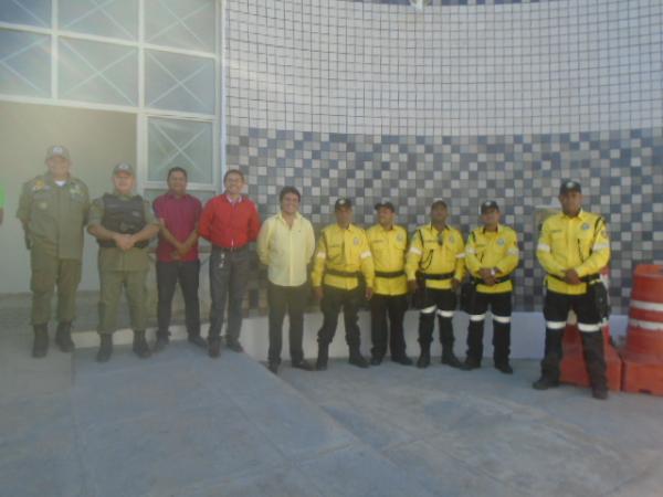 Sutran entrega novo fardamento aos agentes de trânsito de Floriano
