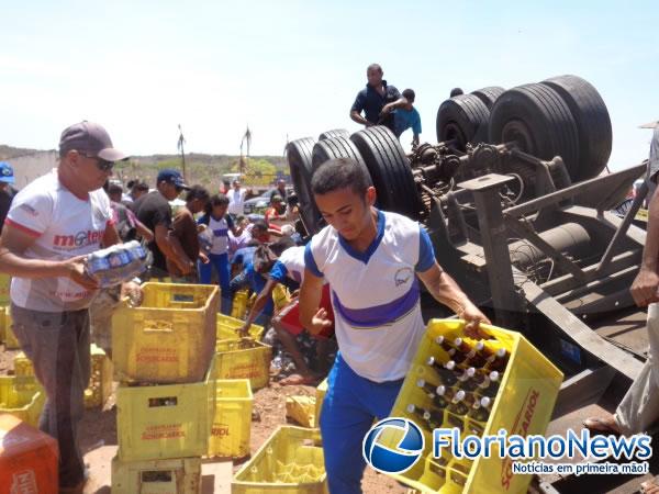 Caminhão tomba e carga é saqueada em Floriano.(Imagem:FlorianoNews)